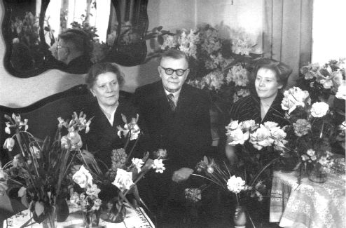 Helli, Toivo ja Toivi Valtavuo Helsingin kodissaan, Hellin 75-pivn 26.12.1960